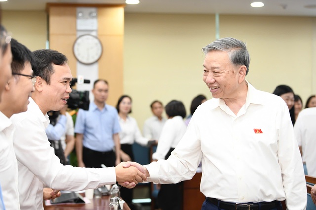 Hình ảnh Tổng Bí thư Tô Lâm tiếp xúc cử tri TP Hà Nội - Ảnh 2.