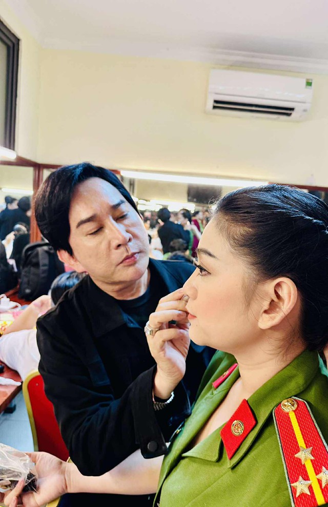 NSƯT Kim Tử Long hỗ trợ hết mình cho Bình Tinh, Mai Ka tại Hà Nội- Ảnh 3. NSƯT Kim Tử Long hỗ trợ hết mình cho Bình Tinh, Mai Ka tại Hà Nội- Ảnh 3.