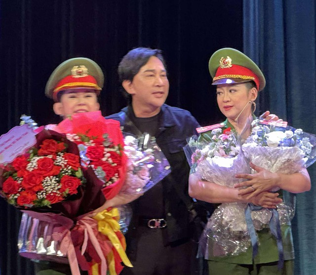 NSƯT Kim Tử Long hỗ trợ hết mình cho Bình Tinh, Mai Ka tại Hà Nội- Ảnh 1. NSƯT Kim Tử Long hỗ trợ hết mình cho Bình Tinh, Mai Ka tại Hà Nội- Ảnh 1.