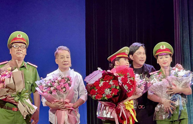 NSƯT Kim Tử Long hỗ trợ hết mình cho Bình Tinh, Mai Ka tại Hà Nội- Ảnh 5. NSƯT Kim Tử Long hỗ trợ hết mình cho Bình Tinh, Mai Ka tại Hà Nội- Ảnh 5.