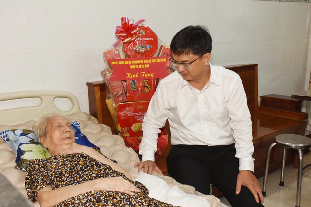Lãnh đạo Thành ủy TP HCM thăm các gia đình chính sách tiêu biểu - Ảnh 5.