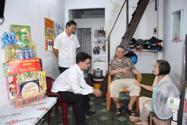 Lãnh đạo Thành ủy TP HCM thăm các gia đình chính sách tiêu biểu - Ảnh 4.