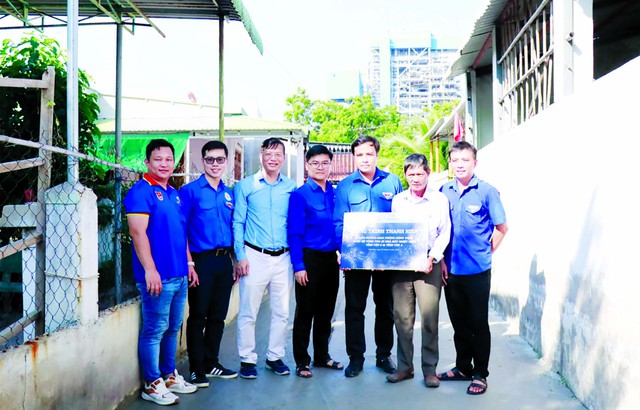 Tuổi trẻ EVNGENCO3 bàn giao đường bê tông nông thôn bằng tro xỉ- Ảnh 1. Tuổi trẻ EVNGENCO3 bàn giao đường bê tông nông thôn bằng tro xỉ- Ảnh 1.