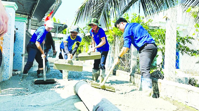Tuổi trẻ EVNGENCO3 bàn giao đường bê tông nông thôn bằng tro xỉ- Ảnh 4. Tuổi trẻ EVNGENCO3 bàn giao đường bê tông nông thôn bằng tro xỉ- Ảnh 4.