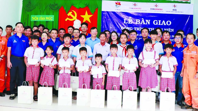 Tuổi trẻ EVNGENCO3 bàn giao đường bê tông nông thôn bằng tro xỉ- Ảnh 2. Tuổi trẻ EVNGENCO3 bàn giao đường bê tông nông thôn bằng tro xỉ- Ảnh 2.