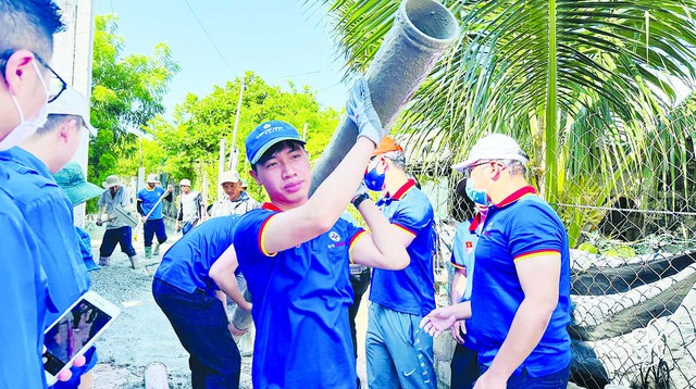 Tuổi trẻ EVNGENCO3 bàn giao đường bê tông nông thôn bằng tro xỉ- Ảnh 3. Tuổi trẻ EVNGENCO3 bàn giao đường bê tông nông thôn bằng tro xỉ- Ảnh 3.