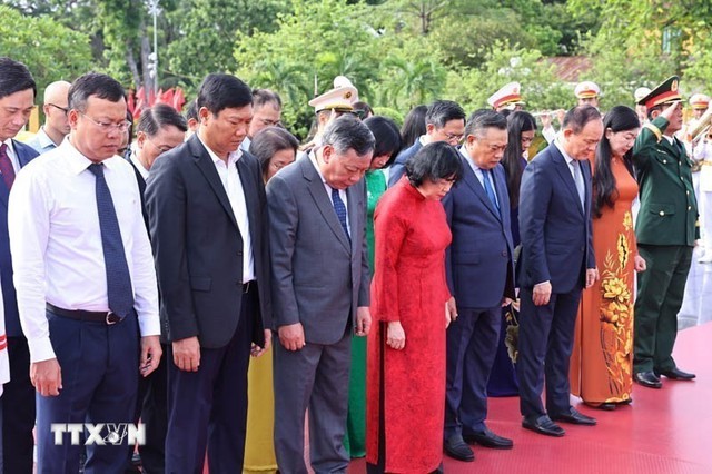Lãnh đạo Đảng, Nhà nước dâng hương tưởng niệm các Anh hùng liệt sĩ và vào Lăng viếng Chủ tịch Hồ Chí Minh - Ảnh 8.