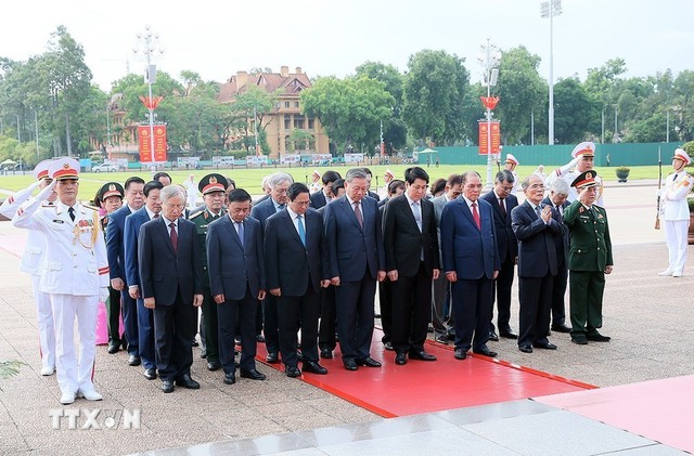 Lãnh đạo Đảng, Nhà nước dâng hương tưởng niệm các Anh hùng liệt sĩ, viếng Chủ tịch Hồ Chí Minh - Ảnh 10. Lãnh đạo Đảng, Nhà nước dâng hương tưởng niệm các Anh hùng liệt sĩ và vào Lăng viếng Chủ tịch Hồ Chí Minh - Ảnh 10.