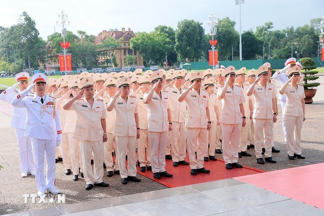 Lãnh đạo Đảng, Nhà nước dâng hương tưởng niệm các Anh hùng liệt sĩ và vào Lăng viếng Chủ tịch Hồ Chí Minh - Ảnh 15.