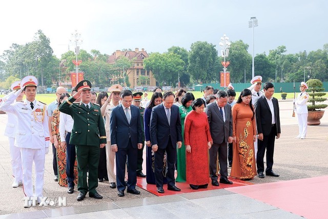 Lãnh đạo Đảng, Nhà nước dâng hương tưởng niệm các Anh hùng liệt sĩ, viếng Chủ tịch Hồ Chí Minh - Ảnh 16. Lãnh đạo Đảng, Nhà nước dâng hương tưởng niệm các Anh hùng liệt sĩ và vào Lăng viếng Chủ tịch Hồ Chí Minh - Ảnh 16.