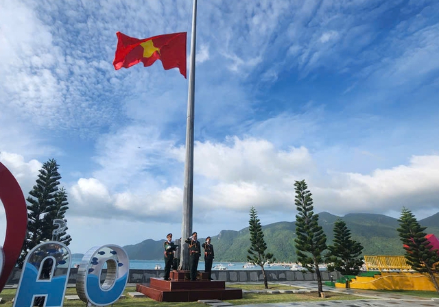 Thiêng liêng lễ chào cờ tại Đặc khu Côn Đảo sáng 26-7- Ảnh 7. Thiêng liêng lễ chào cờ tại Đặc khu Côn Đảo sáng 26-7- Ảnh 7.