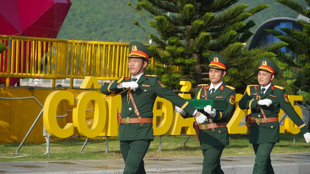 Thiêng liêng lễ chào cờ tại Đặc khu Côn Đảo sáng 26-7- Ảnh 3. Thiêng liêng lễ chào cờ tại Đặc khu Côn Đảo sáng 26-7- Ảnh 3.