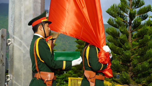 Thiêng liêng lễ chào cờ tại Đặc khu Côn Đảo sáng 26-7- Ảnh 6. Thiêng liêng lễ chào cờ tại Đặc khu Côn Đảo sáng 26-7- Ảnh 6.