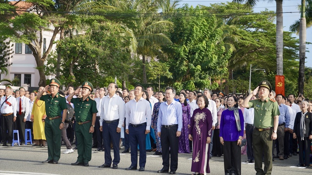 Thiêng liêng lễ chào cờ tại Đặc khu Côn Đảo sáng 26-7- Ảnh 1. Thiêng liêng lễ chào cờ tại Đặc khu Côn Đảo sáng 26-7- Ảnh 1.
