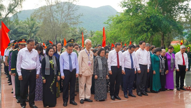 Lễ thắp nến tri ân tại Nghĩa trang Hàng Dương Côn Đảo đầy xúc động và ý nghĩa - Ảnh 12. Lễ thắp nến tri ân tại Nghĩa trang Hàng Dương Côn Đảo đầy xúc động và ý nghĩa - Ảnh 12.