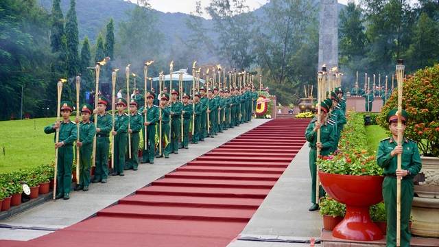 Lễ thắp nến tri ân tại Nghĩa trang Hàng Dương Côn Đảo đầy xúc động và ý nghĩa - Ảnh 5. Lễ thắp nến tri ân tại Nghĩa trang Hàng Dương Côn Đảo đầy xúc động và ý nghĩa - Ảnh 5.