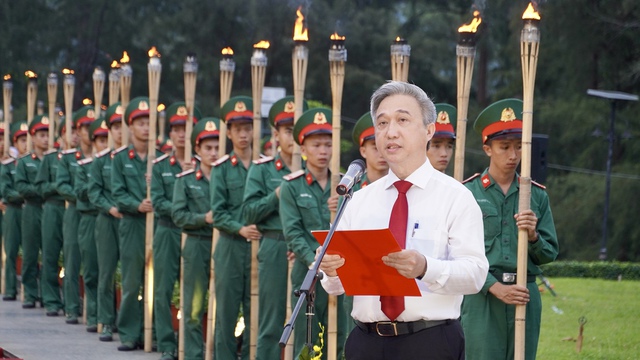 Lễ thắp nến tri ân tại Nghĩa trang Hàng Dương Côn Đảo đầy xúc động và ý nghĩa - Ảnh 6. Lễ thắp nến tri ân tại Nghĩa trang Hàng Dương Côn Đảo đầy xúc động và ý nghĩa - Ảnh 6.