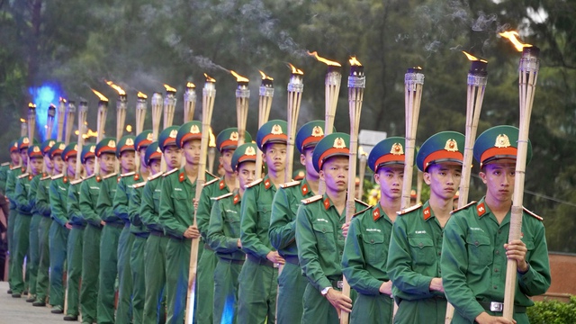 Lễ thắp nến tri ân tại Nghĩa trang Hàng Dương Côn Đảo đầy xúc động và ý nghĩa - Ảnh 19. Lễ thắp nến tri ân tại Nghĩa trang Hàng Dương Côn Đảo đầy xúc động và ý nghĩa - Ảnh 19.