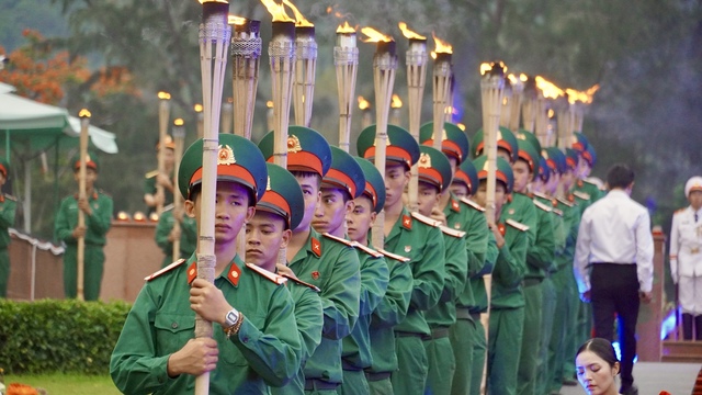 Lễ thắp nến tri ân tại Nghĩa trang Hàng Dương Côn Đảo đầy xúc động và ý nghĩa - Ảnh 18. Lễ thắp nến tri ân tại Nghĩa trang Hàng Dương Côn Đảo đầy xúc động và ý nghĩa - Ảnh 18.