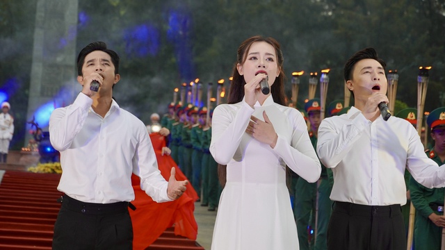 Lễ thắp nến tri ân tại Nghĩa trang Hàng Dương Côn Đảo đầy xúc động và ý nghĩa - Ảnh 17. Lễ thắp nến tri ân tại Nghĩa trang Hàng Dương Côn Đảo đầy xúc động và ý nghĩa - Ảnh 17.