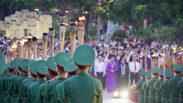 Lễ thắp nến tri ân tại Nghĩa trang Hàng Dương Côn Đảo đầy xúc động và ý nghĩa - Ảnh 7. Lễ thắp nến tri ân tại Nghĩa trang Hàng Dương Côn Đảo đầy xúc động và ý nghĩa - Ảnh 7.