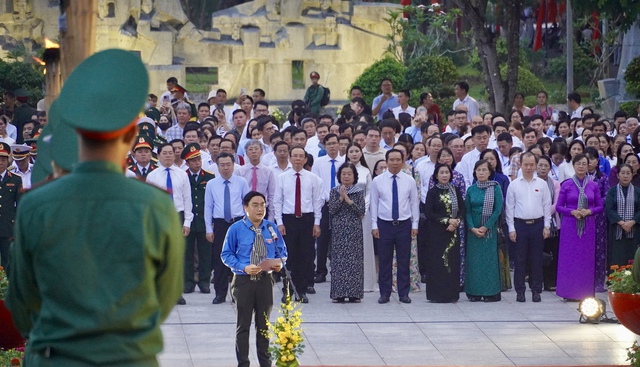 Lễ thắp nến tri ân tại Nghĩa trang Hàng Dương Côn Đảo đầy xúc động và ý nghĩa - Ảnh 16. Lễ thắp nến tri ân tại Nghĩa trang Hàng Dương Côn Đảo đầy xúc động và ý nghĩa - Ảnh 16.