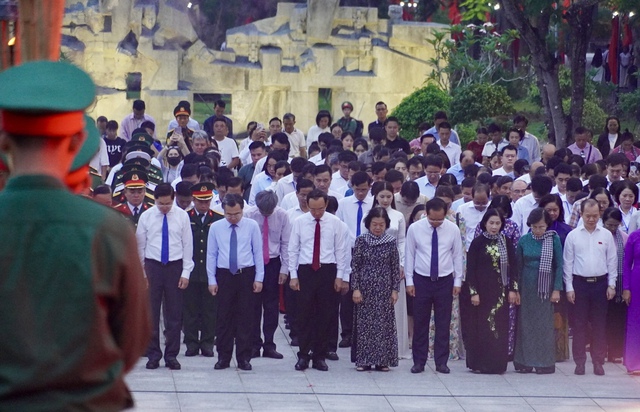 Lễ thắp nến tri ân tại Nghĩa trang Hàng Dương Côn Đảo đầy xúc động và ý nghĩa - Ảnh 1. Lễ thắp nến tri ân tại Nghĩa trang Hàng Dương Côn Đảo đầy xúc động và ý nghĩa - Ảnh 1.