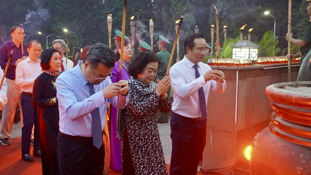 Lễ thắp nến tri ân tại Nghĩa trang Hàng Dương Côn Đảo đầy xúc động và ý nghĩa - Ảnh 8. Lễ thắp nến tri ân tại Nghĩa trang Hàng Dương Côn Đảo đầy xúc động và ý nghĩa - Ảnh 8.