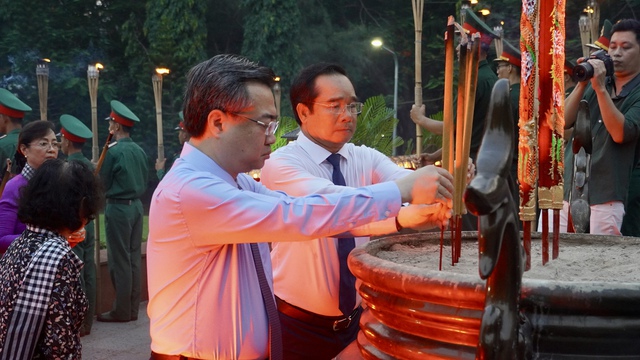 Lễ thắp nến tri ân tại Nghĩa trang Hàng Dương Côn Đảo đầy xúc động và ý nghĩa - Ảnh 14. Lễ thắp nến tri ân tại Nghĩa trang Hàng Dương Côn Đảo đầy xúc động và ý nghĩa - Ảnh 14.