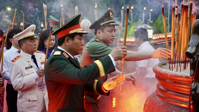 Lễ thắp nến tri ân tại Nghĩa trang Hàng Dương Côn Đảo đầy xúc động và ý nghĩa - Ảnh 15. Lễ thắp nến tri ân tại Nghĩa trang Hàng Dương Côn Đảo đầy xúc động và ý nghĩa - Ảnh 15.