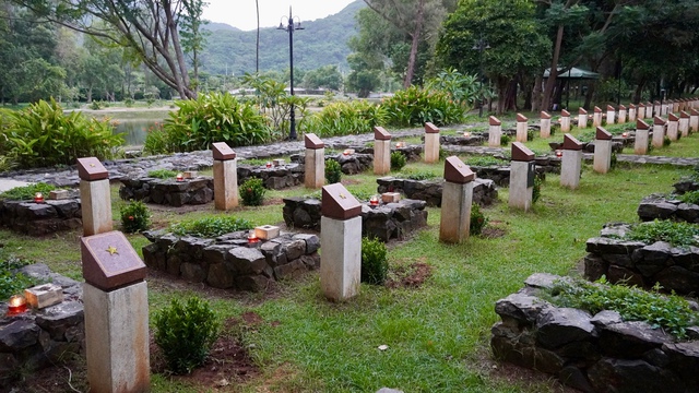 Lễ thắp nến tri ân tại Nghĩa trang Hàng Dương Côn Đảo đầy xúc động và ý nghĩa - Ảnh 2. Lễ thắp nến tri ân tại Nghĩa trang Hàng Dương Côn Đảo đầy xúc động và ý nghĩa - Ảnh 2.