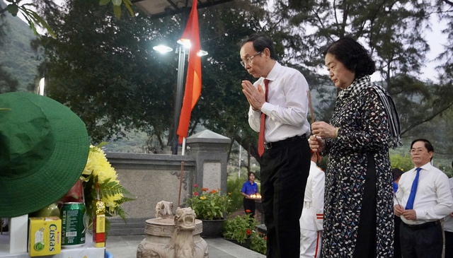Lễ thắp nến tri ân tại Nghĩa trang Hàng Dương Côn Đảo đầy xúc động và ý nghĩa - Ảnh 3. Lễ thắp nến tri ân tại Nghĩa trang Hàng Dương Côn Đảo đầy xúc động và ý nghĩa - Ảnh 3.