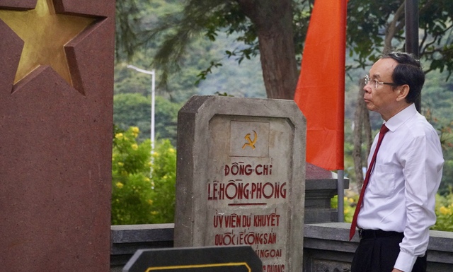 Lễ thắp nến tri ân tại Nghĩa trang Hàng Dương Côn Đảo đầy xúc động và ý nghĩa - Ảnh 11. Lễ thắp nến tri ân tại Nghĩa trang Hàng Dương Côn Đảo đầy xúc động và ý nghĩa - Ảnh 11.