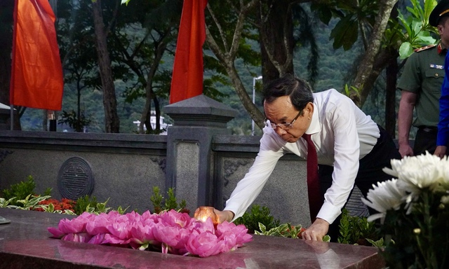 Lễ thắp nến tri ân tại Nghĩa trang Hàng Dương Côn Đảo đầy xúc động và ý nghĩa - Ảnh 10. Lễ thắp nến tri ân tại Nghĩa trang Hàng Dương Côn Đảo đầy xúc động và ý nghĩa - Ảnh 10.