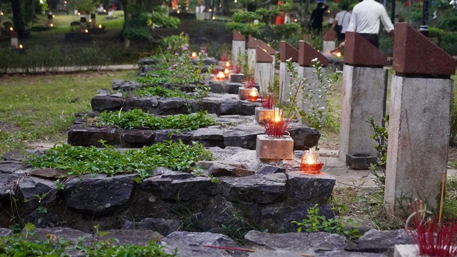 Lễ thắp nến tri ân tại Nghĩa trang Hàng Dương Côn Đảo đầy xúc động và ý nghĩa - Ảnh 13. Lễ thắp nến tri ân tại Nghĩa trang Hàng Dương Côn Đảo đầy xúc động và ý nghĩa - Ảnh 13.