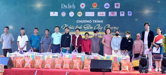 Diễn viên Đoàn Minh Tài cùng đoàn nghệ sĩ lan tỏa yêu thương tại Quảng Ngãi- Ảnh 2.