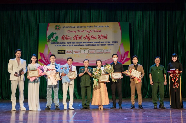 Diễn viên Đoàn Minh Tài cùng đoàn nghệ sĩ lan tỏa yêu thương tại Quảng Ngãi- Ảnh 3.
