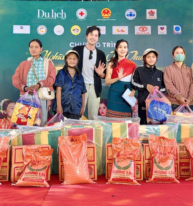 Diễn viên Đoàn Minh Tài cùng đoàn nghệ sĩ lan tỏa yêu thương tại Quảng Ngãi- Ảnh 4.