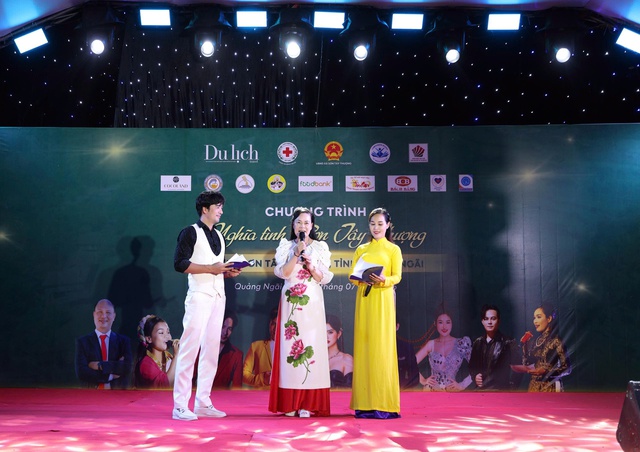 Hoa hậu Nhân ái Đậu Hằng Nga về Quảng Ngãi tặng quà, trao học bổng- Ảnh 4.