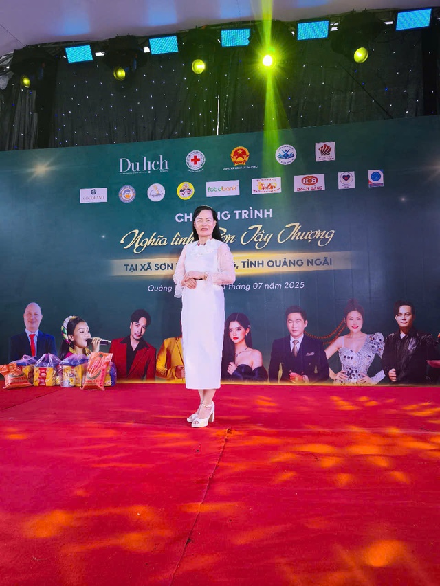 Hoa hậu Nhân ái Đậu Hằng Nga về Quảng Ngãi tặng quà, trao học bổng- Ảnh 5.