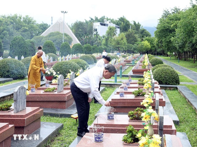 Tổng Bí thư Tô Lâm dâng hương tưởng niệm các Anh hùng, Liệt sĩ tại Điện Biên- Ảnh 3. Tổng Bí thư Tô Lâm dâng hương tưởng niệm các Anh hùng, Liệt sĩ tại Điện Biên- Ảnh 3.