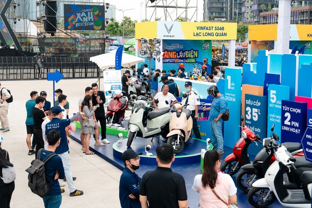 Nhiều bạn trẻ TP HCM đổi sang xe máy điện VinFast vì thiết kế đẹp, cảm giác lái tốt- Ảnh 1. Nhiều bạn trẻ TP HCM đổi sang xe máy điện VinFast vì thiết kế đẹp, cảm giác lái tốt- Ảnh 1.