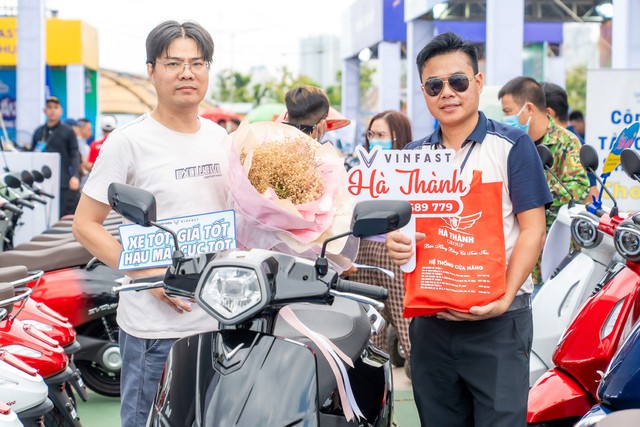 Nhiều bạn trẻ TP HCM đổi sang xe máy điện VinFast vì thiết kế đẹp, cảm giác lái tốt- Ảnh 5. Nhiều bạn trẻ TP HCM đổi sang xe máy điện VinFast vì thiết kế đẹp, cảm giác lái tốt- Ảnh 5.
