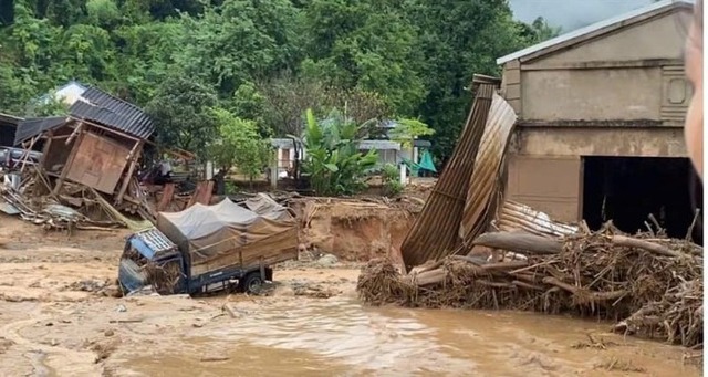 Quân đội ứng phó kịp thời với lũ quét Sơn La hỗ trợ người dân gặp nạn - Ảnh 1.