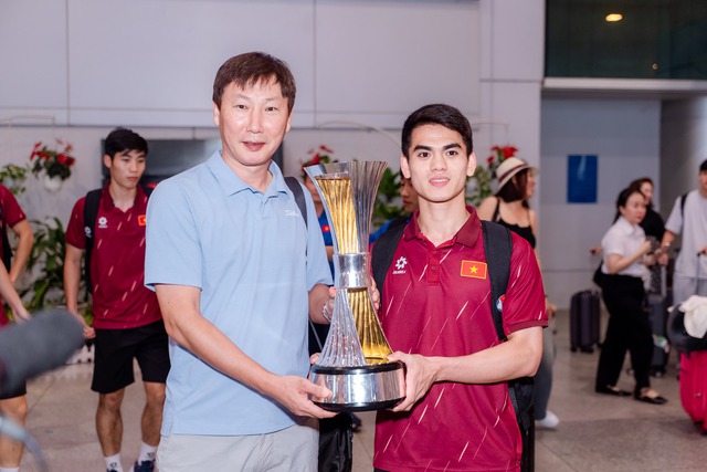VIDEO: U23 Việt Nam tự hào trở về trong vòng tay người hâm mộ tại TP HCM - Ảnh 5.