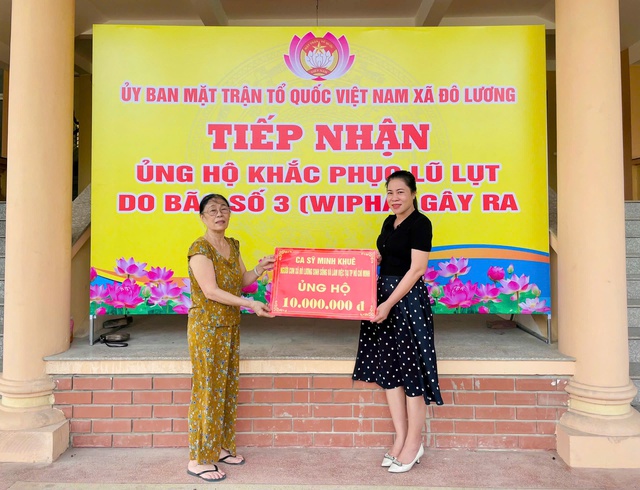 Ca sĩ Minh Khuê ủng hộ đồng bào vùng bão lũ tại miền tây Nghệ An- Ảnh 1. Ca sĩ Minh Khuê ủng hộ đồng bào vùng bão lũ tại miền tây Nghệ An- Ảnh 1.
