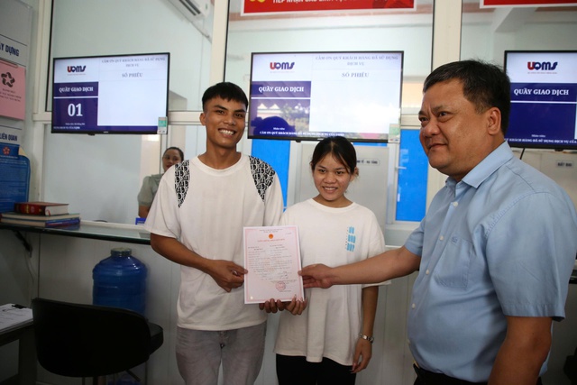 Đến xã mới đăng ký kết hôn, cặp đôi đồng bào dân tộc được Chủ tịch tỉnh Quảng Trị tặng quà- Ảnh 1. Đến xã mới đăng ký kết hôn, cặp đôi đồng bào dân tộc được Chủ tịch tỉnh Quảng Trị tặng quà- Ảnh 1.