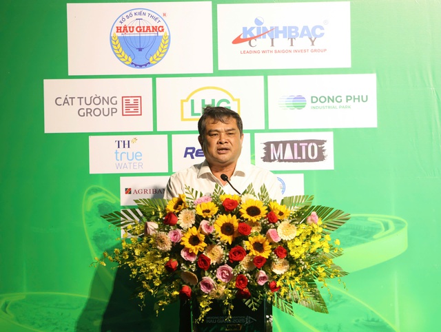 Những hình ảnh vui nhộn tại giải marathon quốc tế đầu tiên của TP Cần Thơ mới- Ảnh 2. Những hình ảnh vui nhộn tại giải marathon quốc tế đầu tiên của TP Cần Thơ mới- Ảnh 2.