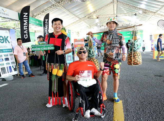 Những hình ảnh vui nhộn tại giải marathon quốc tế đầu tiên của TP Cần Thơ mới- Ảnh 3. Những hình ảnh vui nhộn tại giải marathon quốc tế đầu tiên của TP Cần Thơ mới- Ảnh 3.