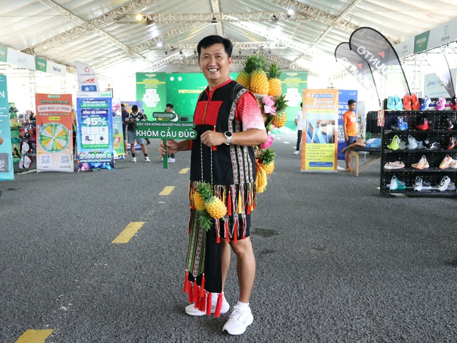 Những hình ảnh vui nhộn tại giải marathon quốc tế đầu tiên của TP Cần Thơ mới- Ảnh 4. Những hình ảnh vui nhộn tại giải marathon quốc tế đầu tiên của TP Cần Thơ mới- Ảnh 4.